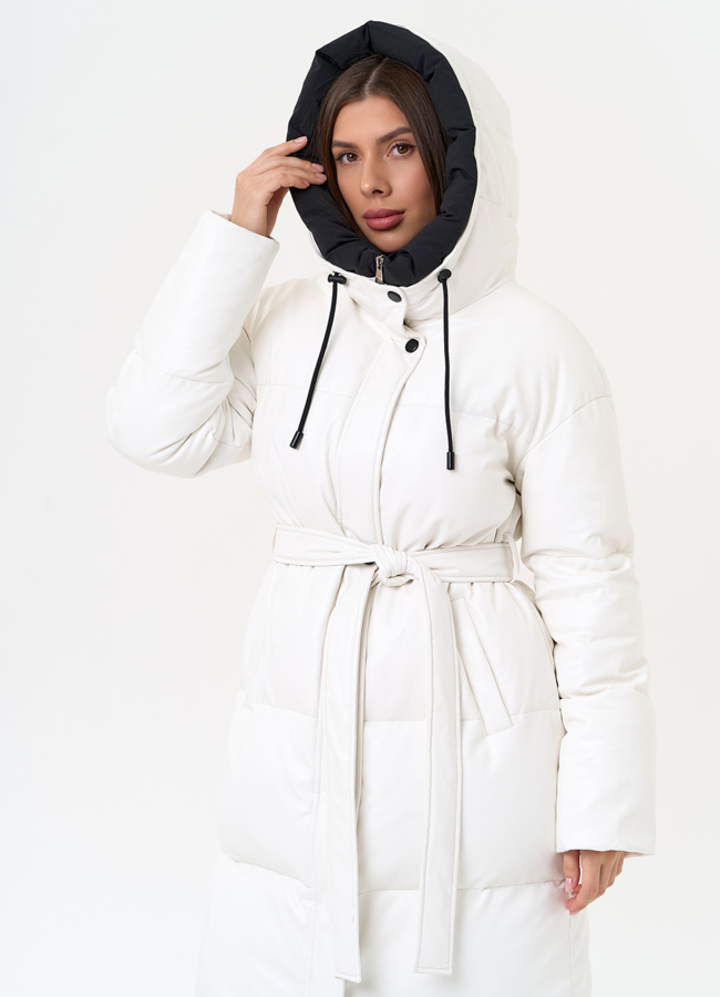 фото Белый пуховик из эко кожи с поясом модель № 30728