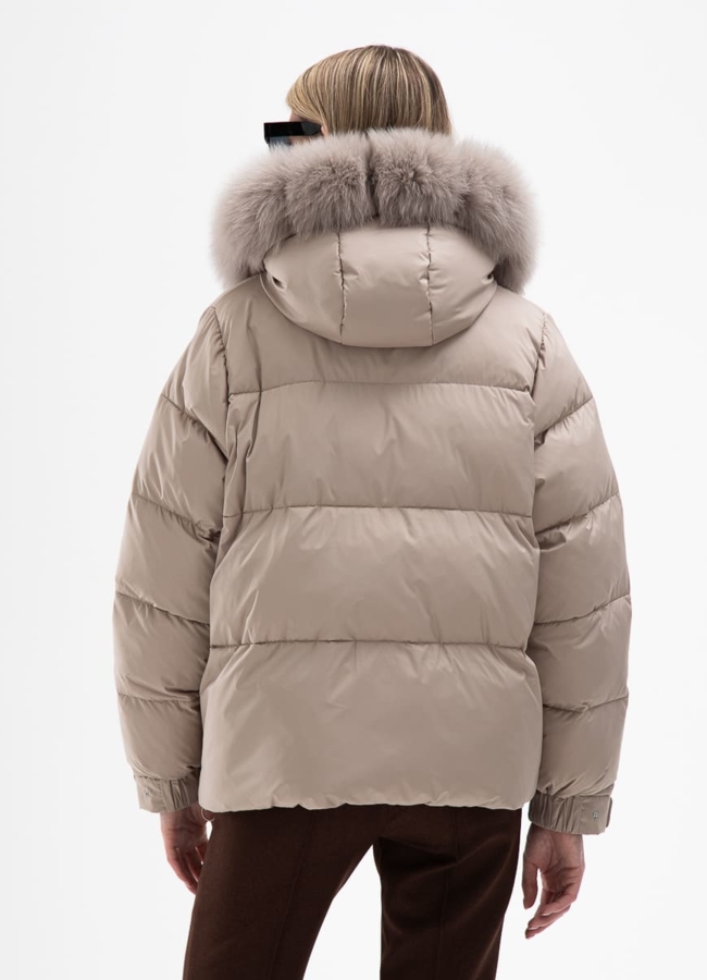 фото Короткий пуховик с капюшоном из меха песца модель № 31119