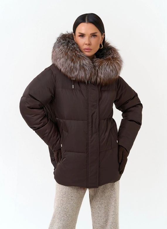 Женский пуховик с отделкой из меха блюфрост фото