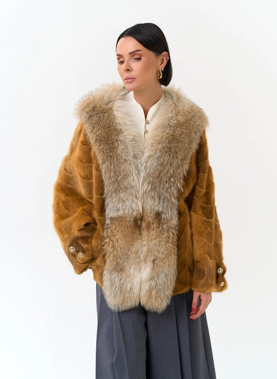 Шуба из норки с отделкой из меха койота фото