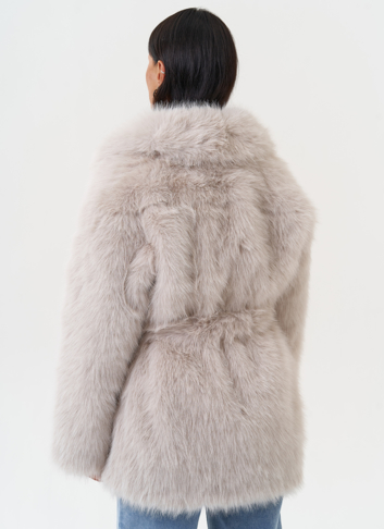 Женская шуба из эко меха в светло-сером цвете
