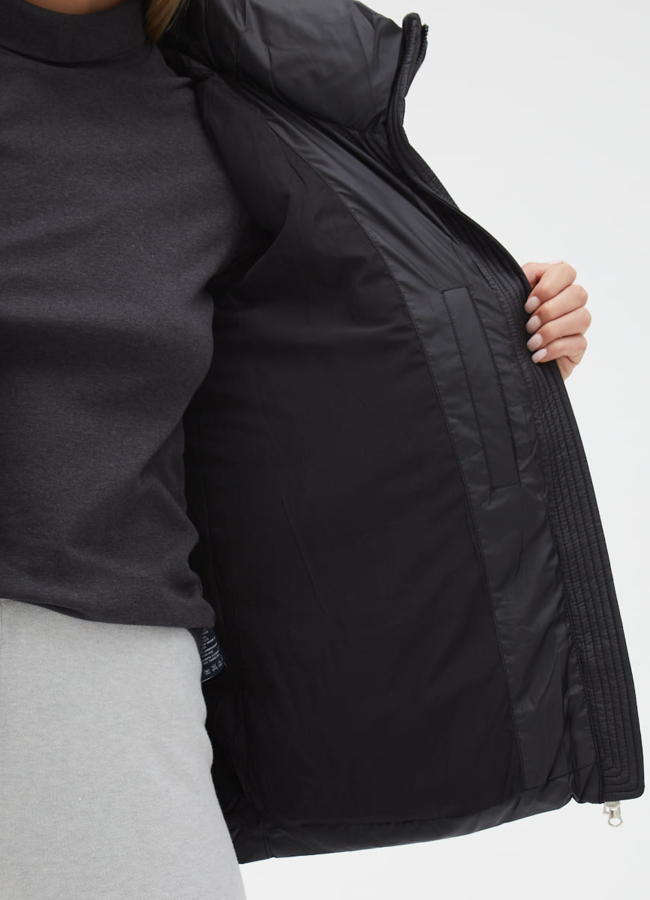 Женский пуховик черного цвета с капюшоном модель № 31143 универмаг малина