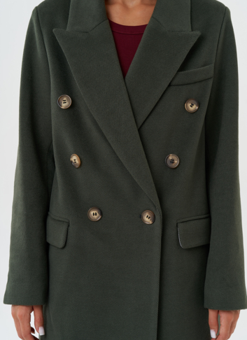 Длинное двубортное пальто с английским воротником