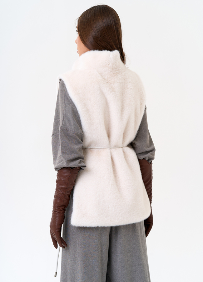 фото Женская манишка из эко меха в светлом цвете модель № 31268