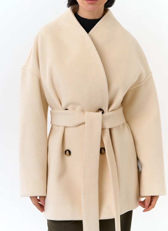 Женское укороченное пальто с поясом