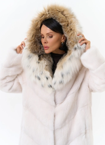 Светлая шуба с рысью