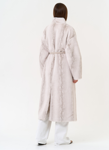 Светлое пальто из эко меха с поясом