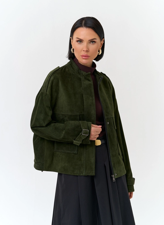 Женская куртка из натуральной замши зеленого цвета
