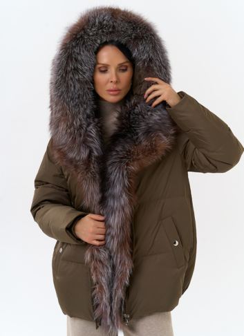 Женский пуховик с отделкой из меха блюфрост