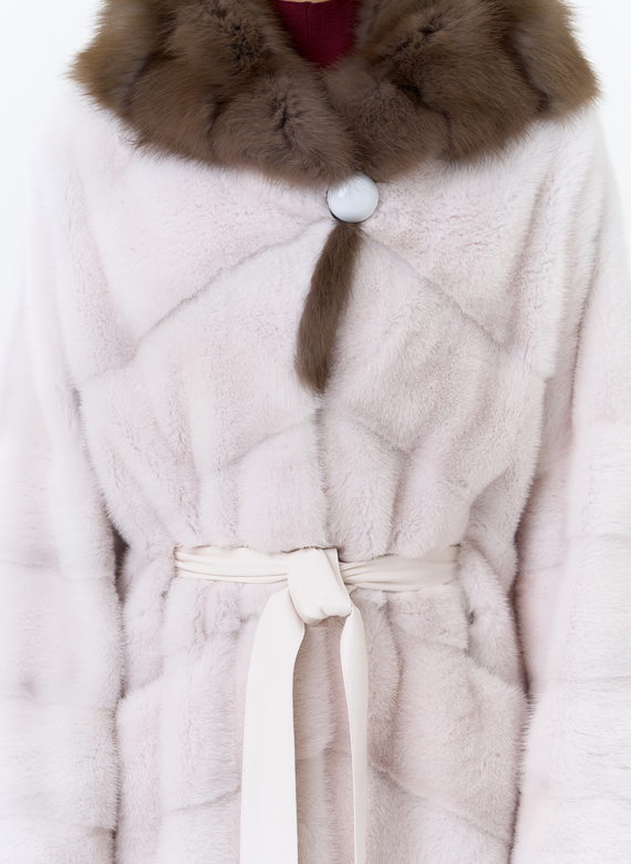 Белая шуба из меха норки с капюшоном из меха куницы